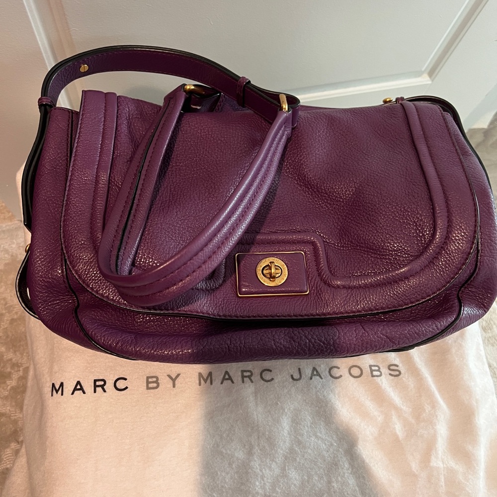 I'm selling this handbag I haven't used for years. It's time to let go.